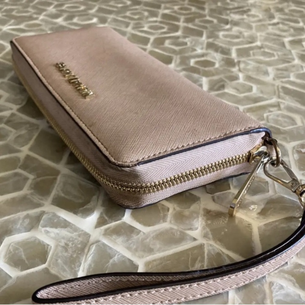 Michael Kors Wristlet  Wallet.NEW. - Picture 6 of 6